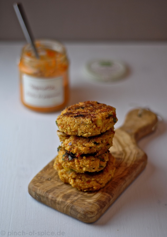 Hirsebratlinge mit Lauch und Paprikapaste | pinch of spice