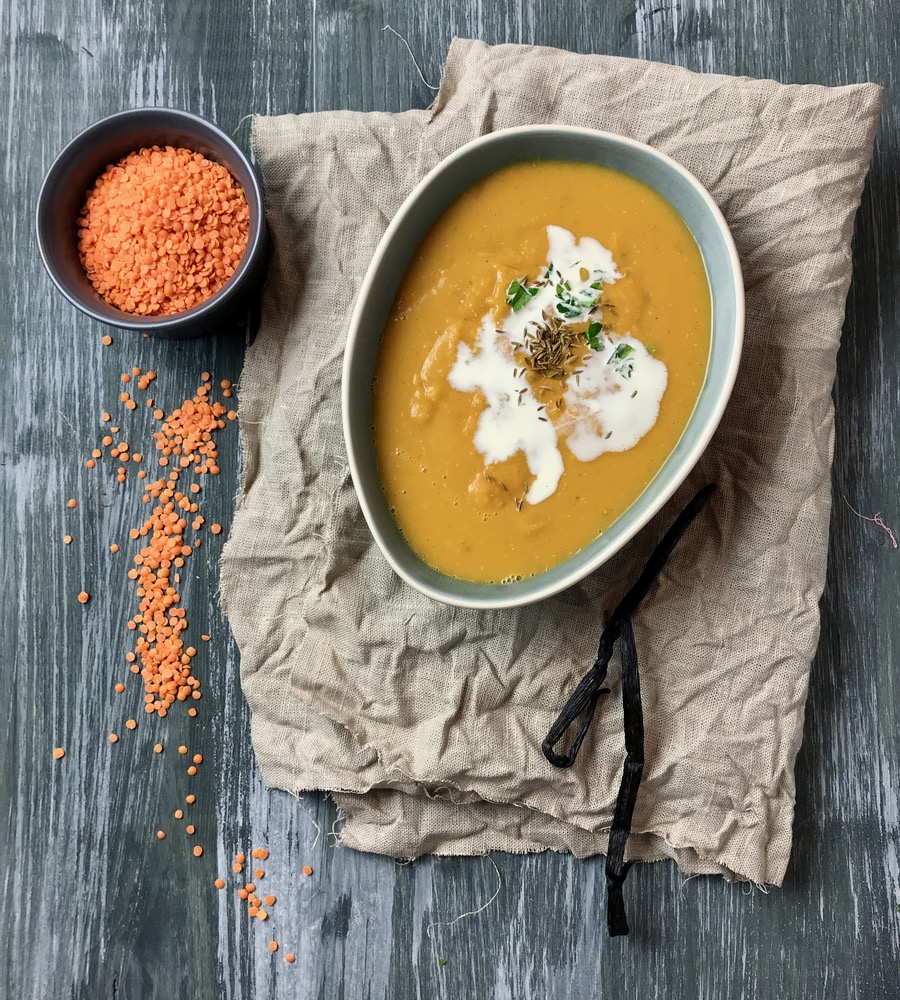 Rote Linsensuppe mit Orangen, Koriander und Vanille | pinch of spice Rote Linsensuppe mit Orangen, Koriander und Vanille | pinch of spice