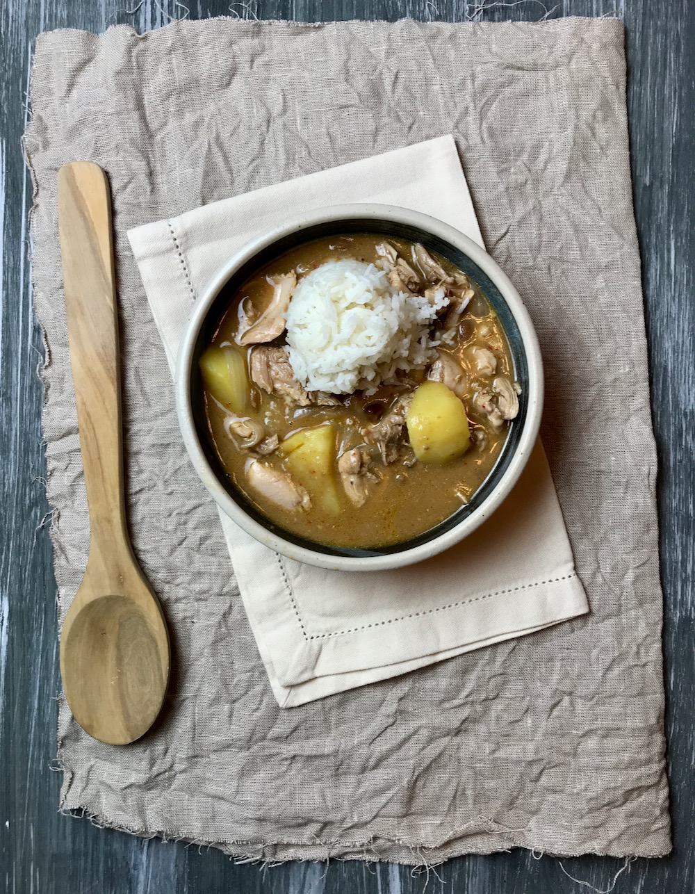 Massaman Curry mit Huhn, Kartoffeln und Erdnüssen | pinch of spice