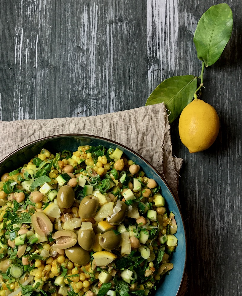 Zitronen-Couscous-Salat mit grünen Oliven und Pistazien | pinch of spice