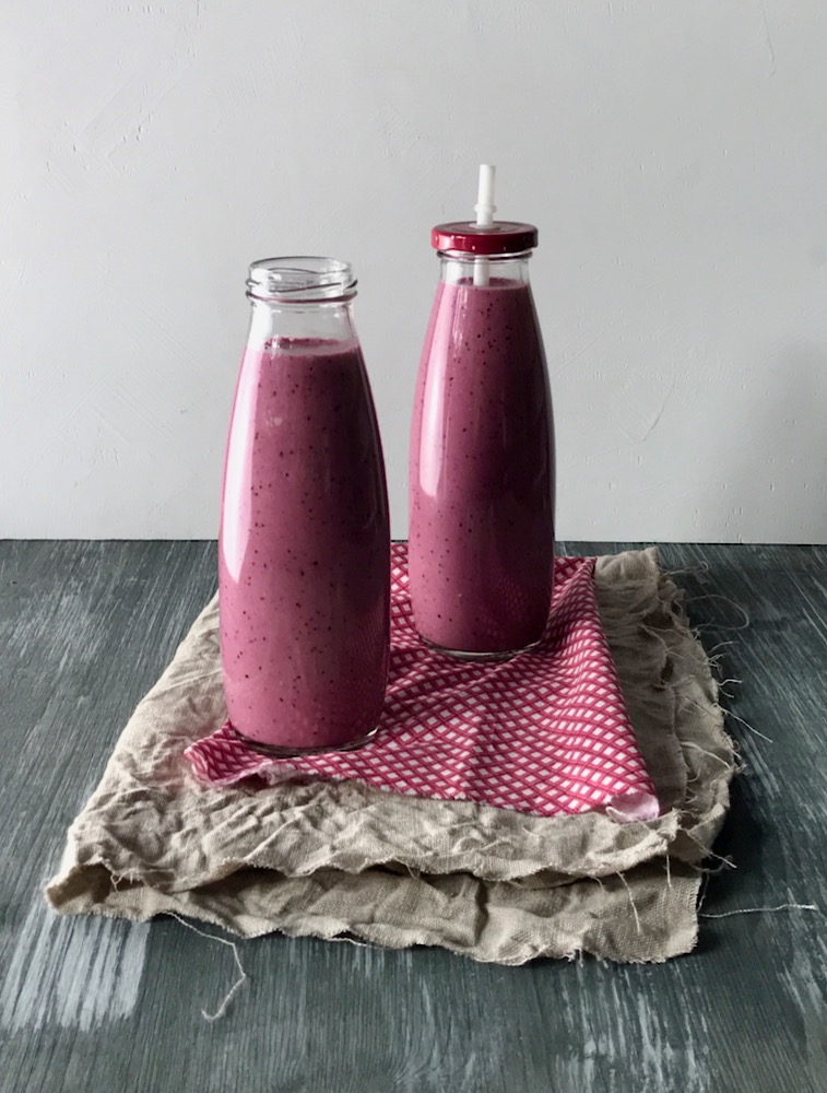 Montags-Smoothie in lila: Brombeeren, Heidelbeeren und Erdbeeren ...